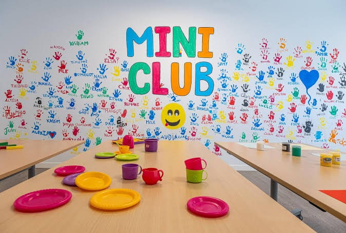 Estival Torrequebrada Mini Club radošā darbnīca ar krāsainiem plaukstu nospiedumiem uz sienas un galdiem bērnu nodarbībām