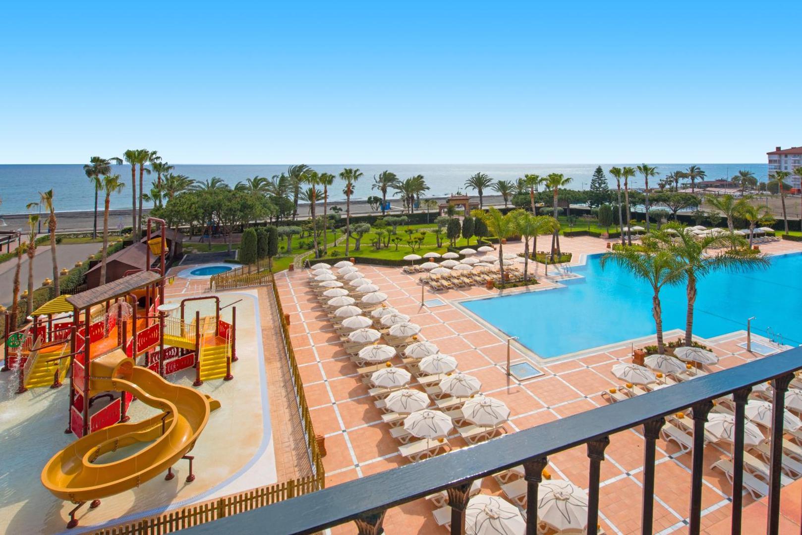 Iberostar Malaga Playa bērnu ūdens atrakciju parks ar slidkalniņiem un seklu baseinu blakus galvenajam baseinam un jūras krastam