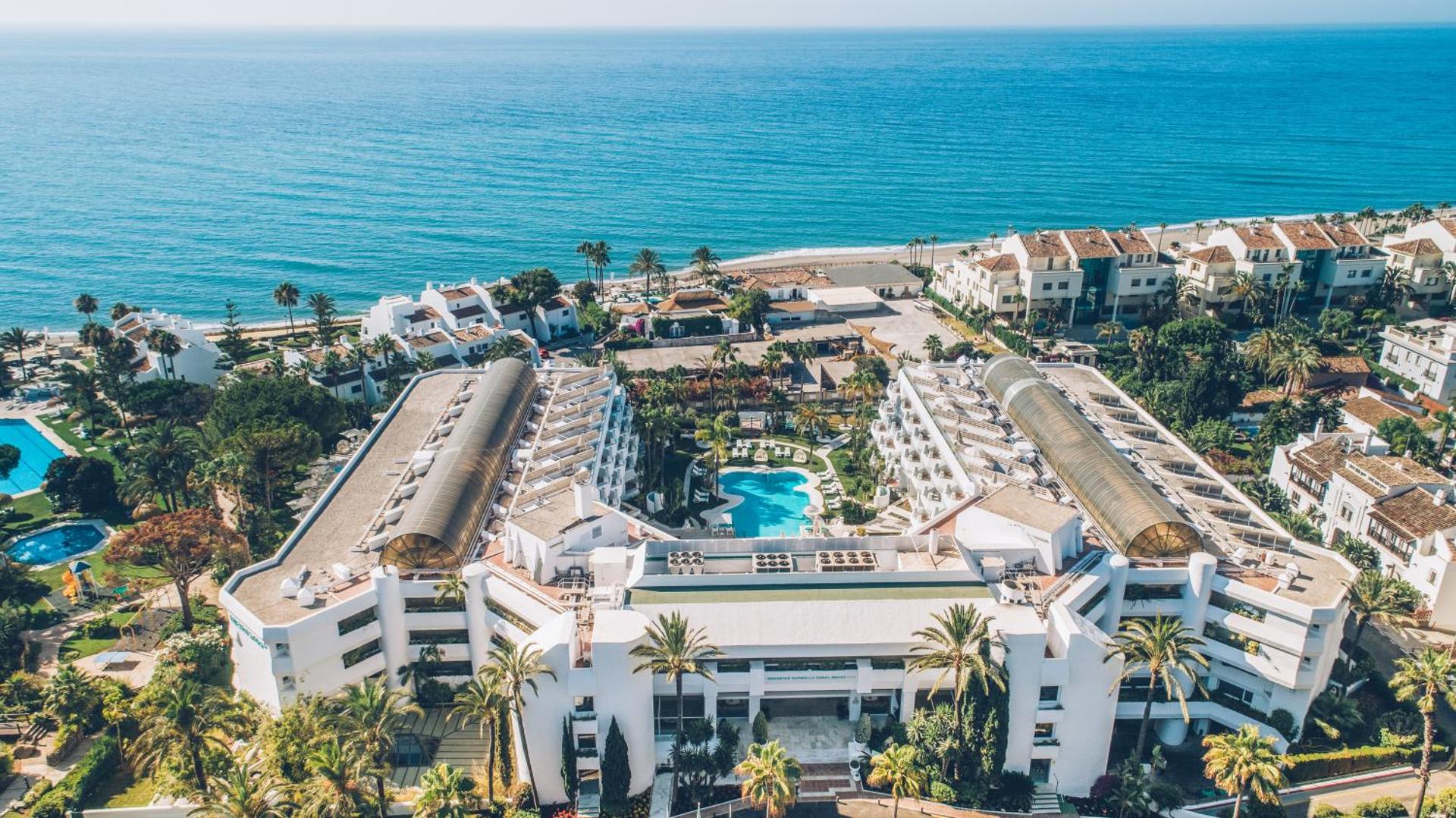 Iberostar Marbella Coral Beach skats no putna lidojuma uz viesnīcas kompleksu, baseinu un Vidusjūras piekrasti Spānijā, Kostadelsolā