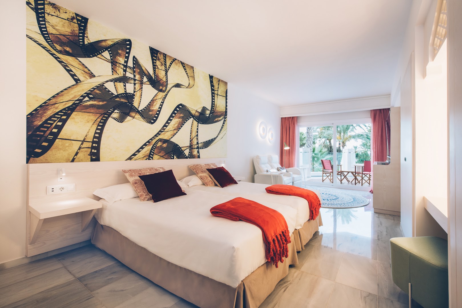 Iberostar Marbella Coral Beach tematisks numurs ar lielu kinolentes sienas dekoru, divguļamo gultu un izeju uz terasi dārza pusē.
