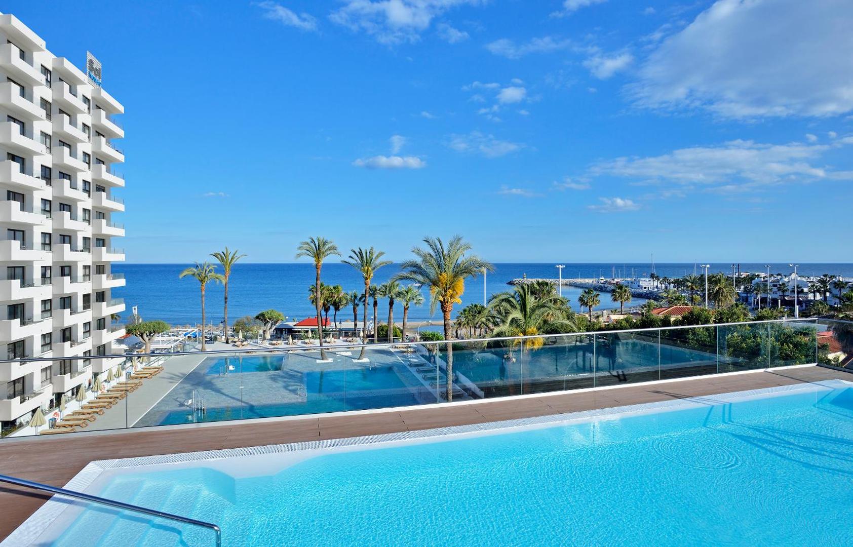 Ocean House Costa del Sol jumta baseins ar stikla margām un panorāmas skatu uz Vidusjūru un piekrastes joslu