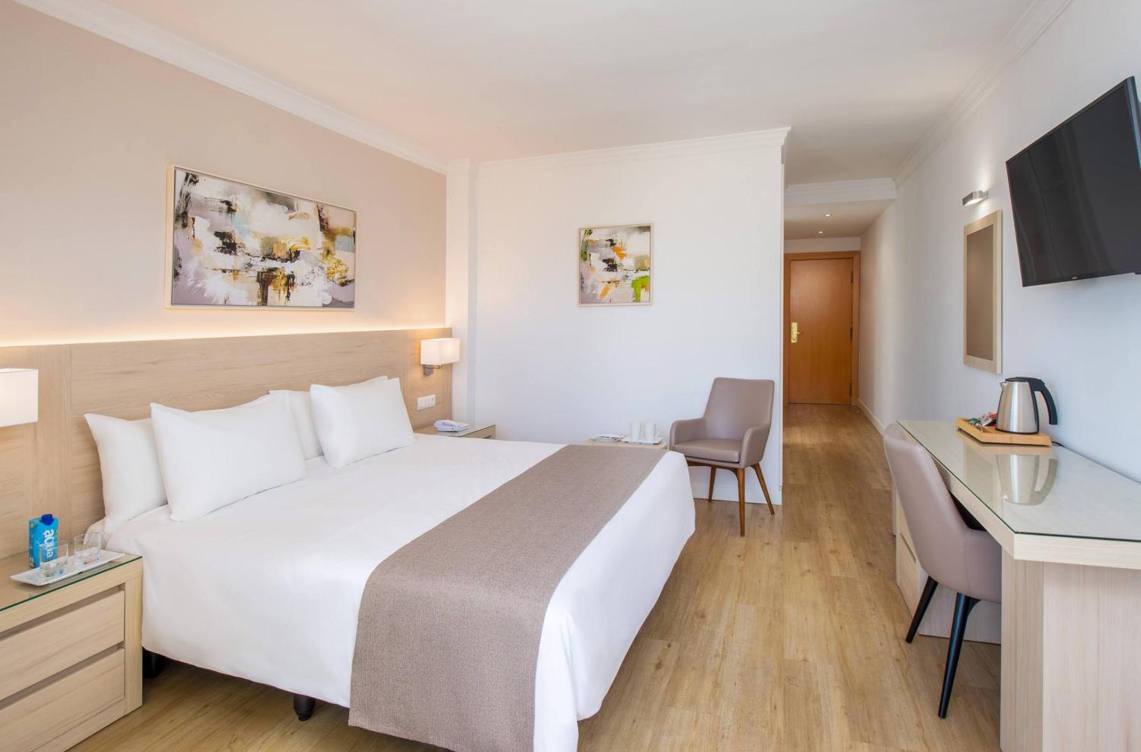 Las Arenas affiliated by Melia moderns divvietīgs numurs ar gaišu koka apdari, lielu gultu un darba zonu