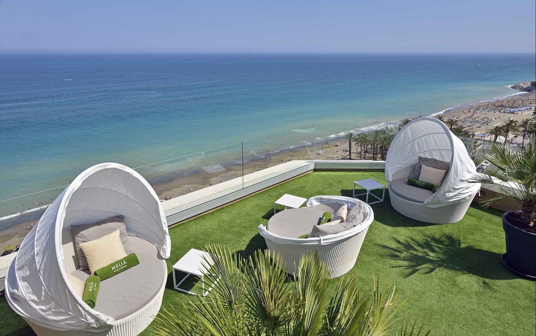 Atpūtas zona uz Melia Costa del Sol jumta ar stilīgiem apaļiem zviļņiem, mākslīgo zālienu un panorāmas skatu uz jūru