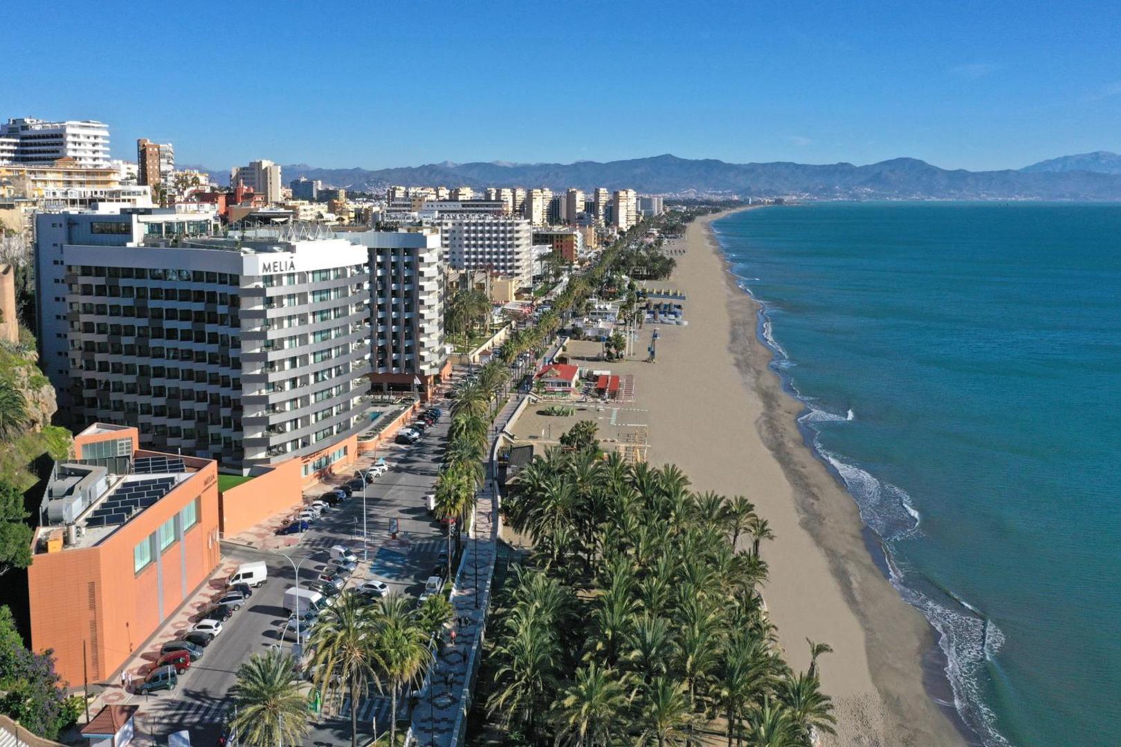 Aerofoto skats uz Melia Costa del Sol viesnīcu, plašo smilšu pludmali un Torremolinosas piekrastes līniju Spānijā