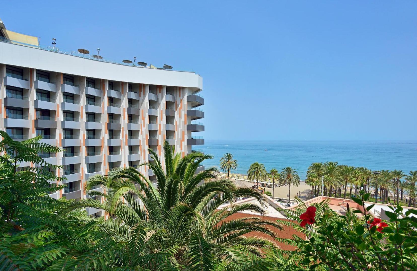 Skats no Melia Costa del Sol viesnīcas terases uz palmu dārzu un zilo Vidusjūru saulainā dienā Malagas reģionā