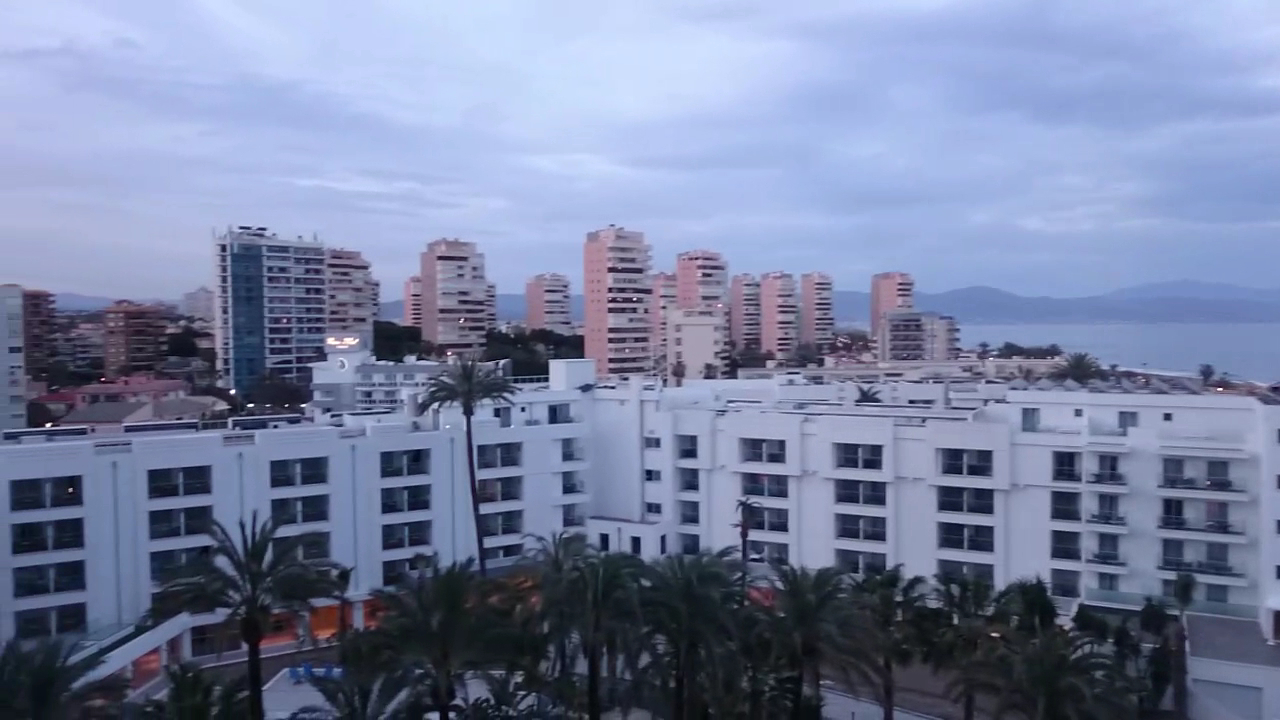 Sol Don Pedro viesnīcas ēka krēslas stundā ar skatu uz pilsētas debesskrāpjiem un jūras horizontu Torremolinosas kūrortā