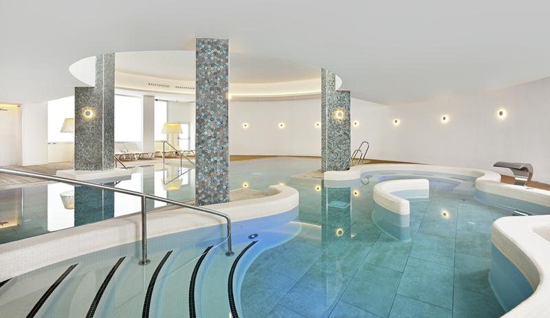 Sol Don Marco iekštelpu spa baseins ar hidromasāžas zonām, dekoratīvām kolonnām un relaksējošu apgaismojumu