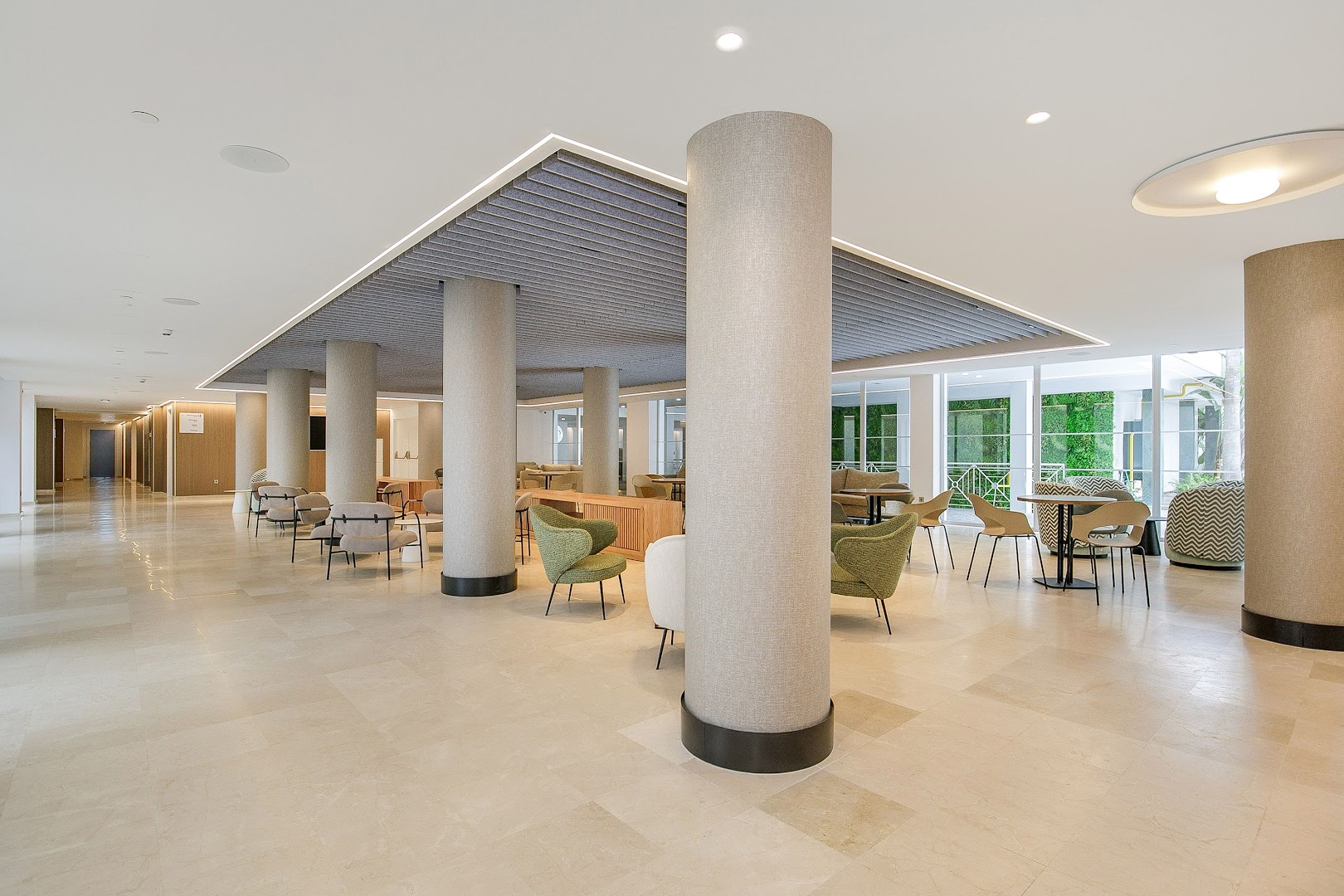 Sol Don Marco plašais viesnīcas lobby ar moderniem atpūtas krēsliem, augstiem griestiem un gaišu interjeru