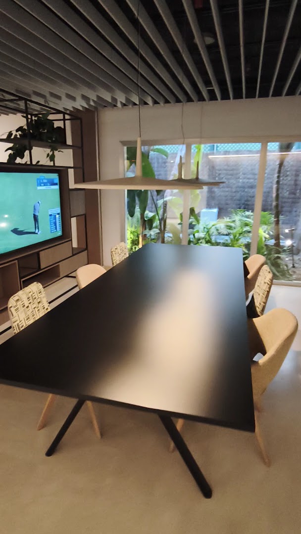 Sol Don Marco koplietošanas atpūtas telpa ar modernu galdu, krēsliem un TV ekrānu Torremolinosā