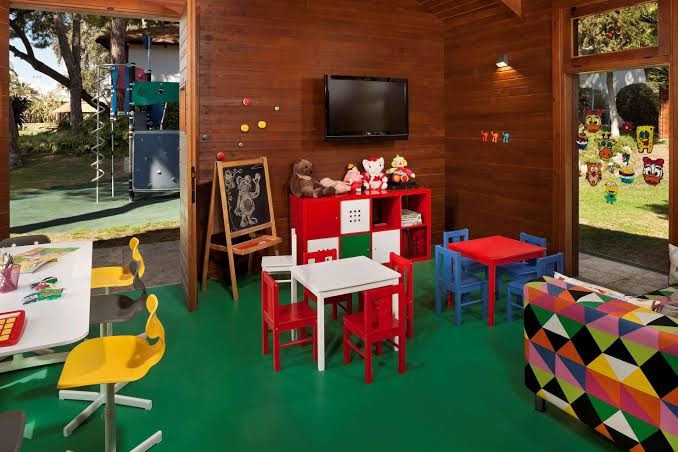Gran Melia Don Pepe bērnu kluba iekštelpas ar krāsainām mēbelēm, rotaļlietām un izeju uz āra rotaļu laukumu Marbeljā