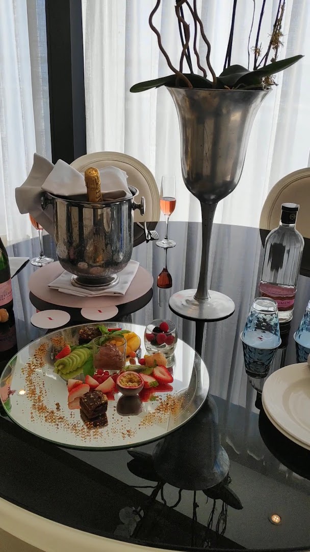Gran Melia Don Pepe viesnīcas numura sagaidīšanas komplekts ar šampanieti ledus spainī, augļu plati un desertiem uz spoguļgalda