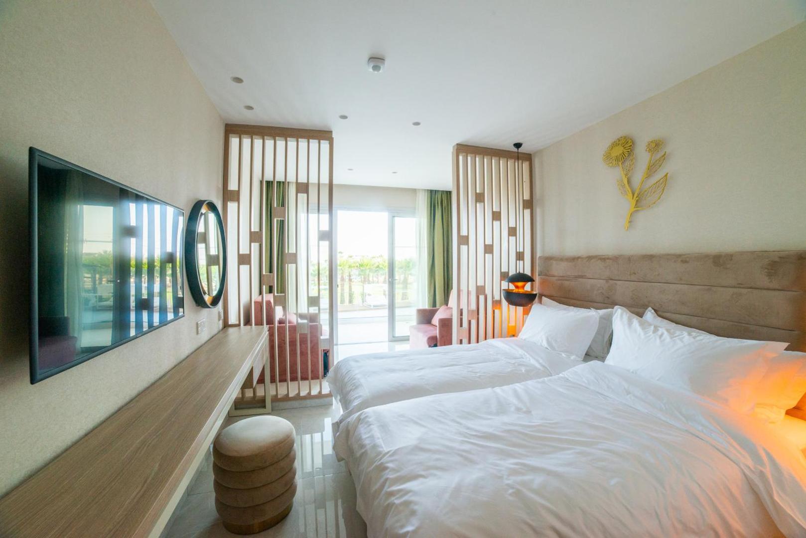 At Herbal Boutique Hotel & Spa divvietīgs numurs ar atpūtas zonu, TV un dekoratīvām koka starpsienām Protarasā