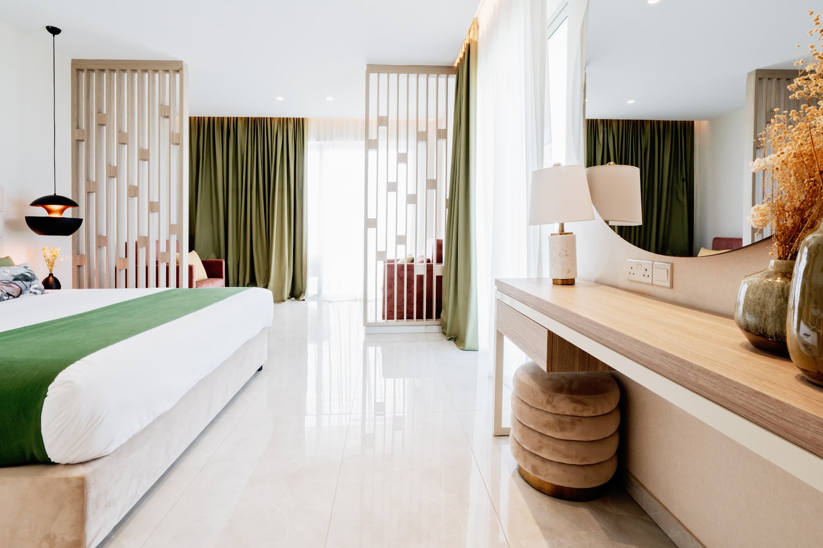 At Herbal Boutique Hotel & Spa moderns un gaišs viesnīcas numurs ar koka elementiem, lielu spoguli un zaļiem akcentiem