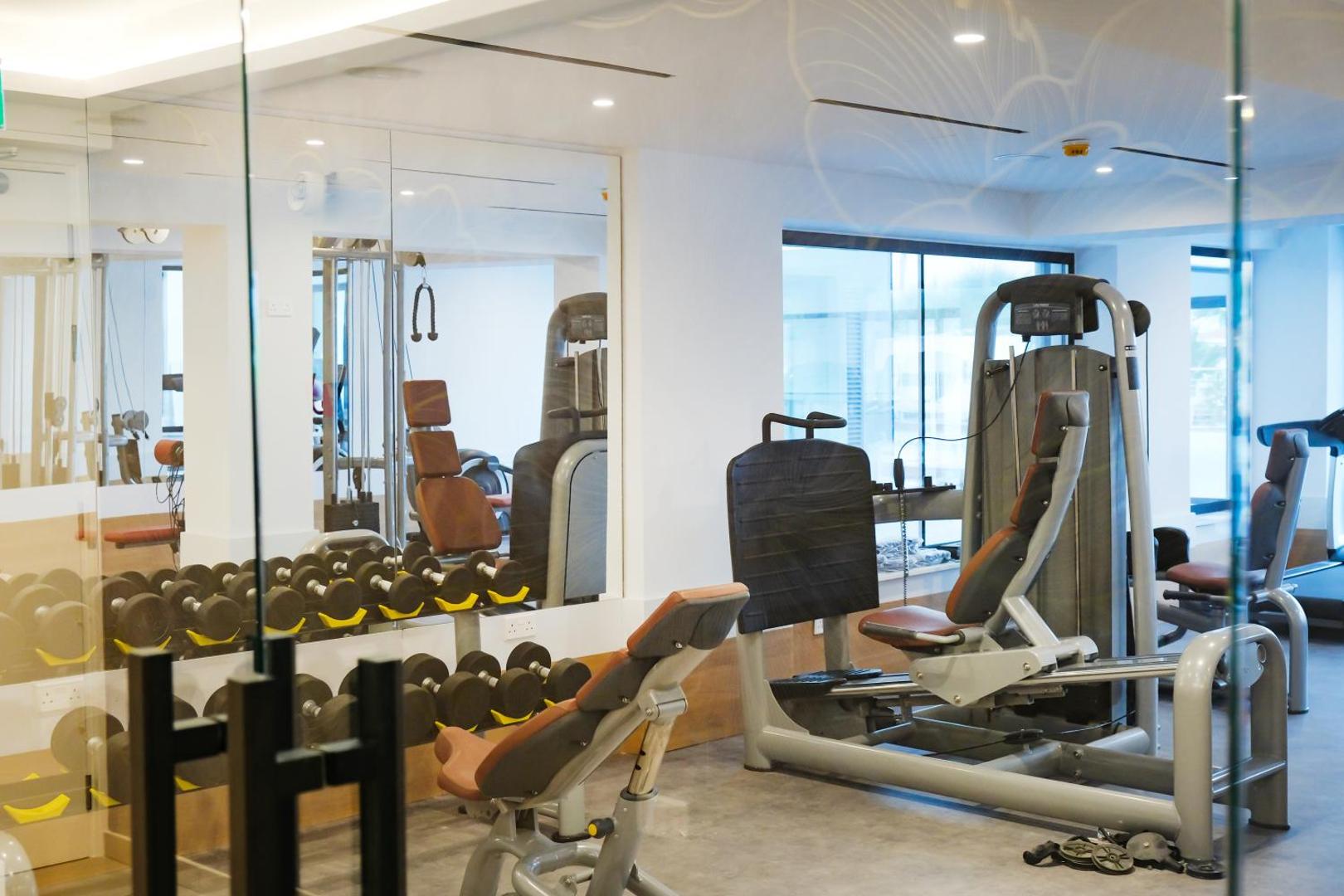 At Herbal Boutique Hotel & Spa moderns fitness centrs ar trenažieriem un svariem Protarasā — gaiša telpa aktīvai atpūtai