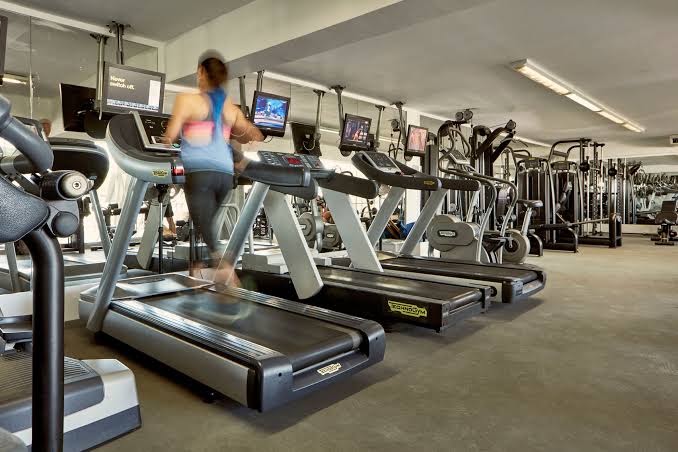 Grecian Park fitnesa centrs ar moderniem Technogym skrejceļiem un trenažieriem — gaiša zāle aktīvai atpūtai Kiprā
