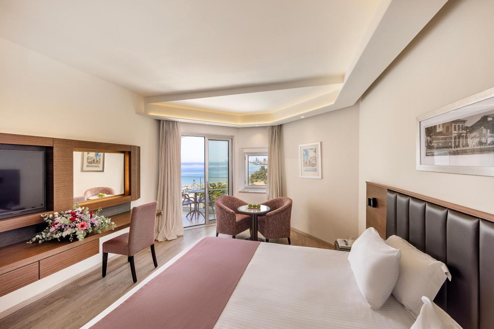 Viesnīcas St. Raphael Resort numurs ar skatu uz Vidusjūru, atpūtas zonu pie loga un balkonu Limasolas piekrastē