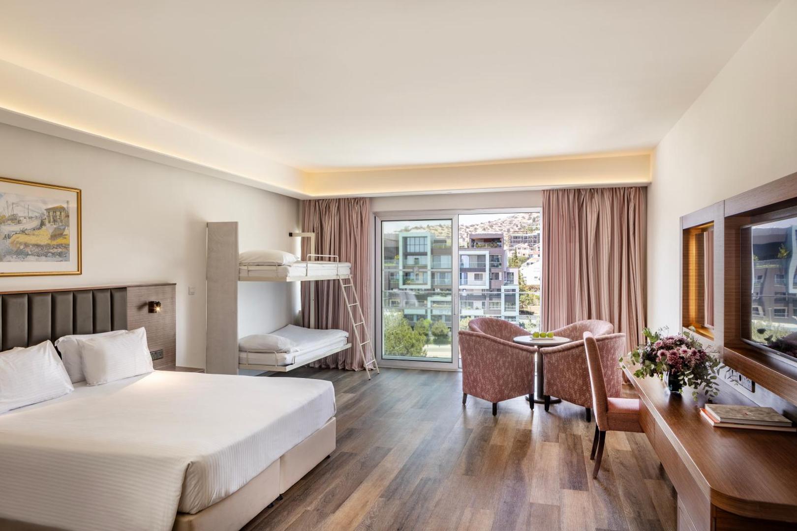 St. Raphael Resort ģimenes numurs ar divguļamo gultu un divstāvu gultu bērniem, gaišs interjers ar balkonu Limasolā, Kiprā