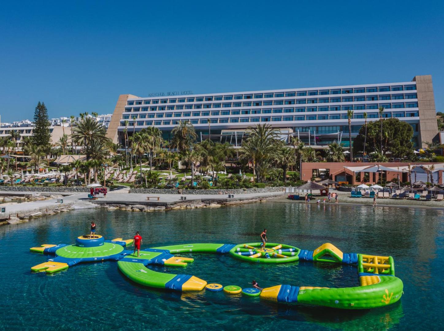Amathus Beach Hotel piepūšamās ūdens atrakcijas jūrā pie viesnīcas fasādes Limasolā, Kiprā