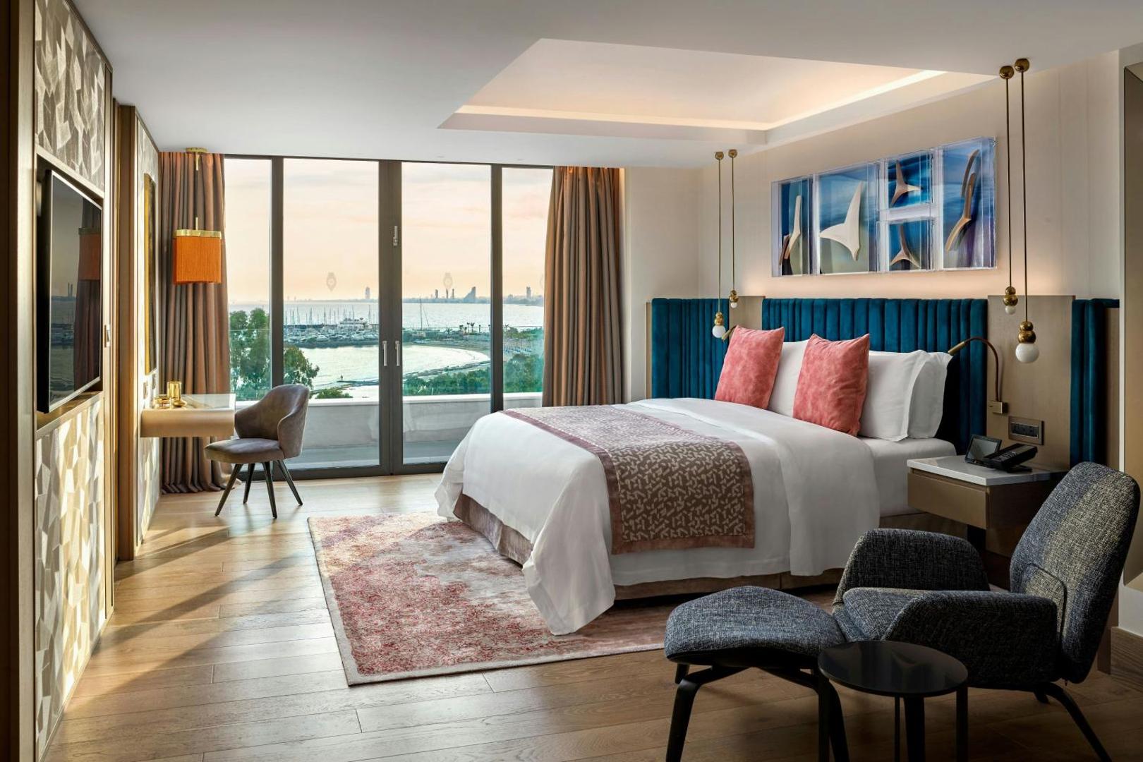 Parklane Resort & Spa dizaina numurs ar balkonu un skatu uz līci — moderna atpūtas zona, koka grīdas un elegants interjers