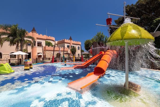 Parklane Resort & Spa bērnu baseins ar ūdens slidkalniņiem un sēnes formas strūklaku — izklaides zona ģimenēm Limasolā