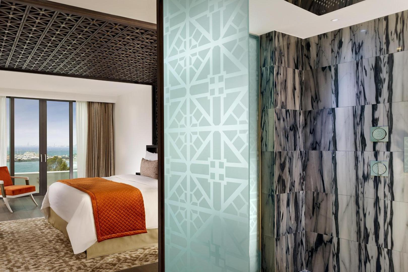 Parklane, A Luxury Collection Resort & Spa moderns numurs ar skatu uz jūru un marmora apdares vannasistabu Limasolā