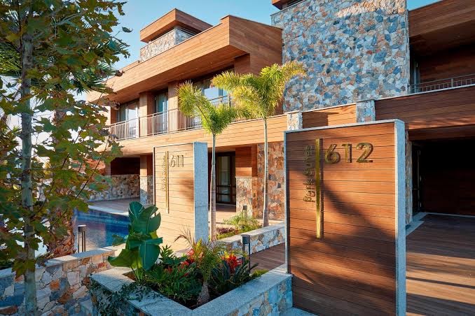 Parklane Resort & Spa luksusa bungalo ar koka apdari un akmens sienām — privāta ieeja un tropu apstādījumi Limasolas kūrortā