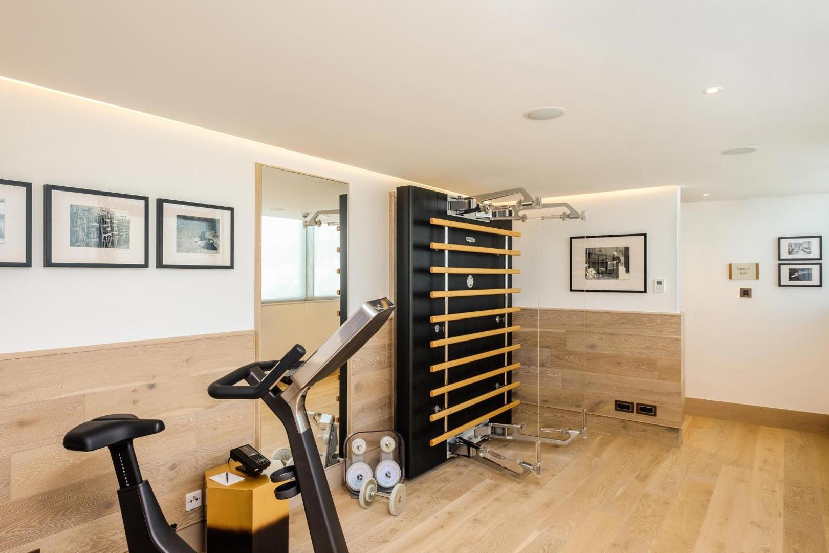 Parklane Resort & Spa fitnesa zāle ar moderniem trenažieriem un koka apdari — gaiša telpa sporta nodarbībām viesnīcā