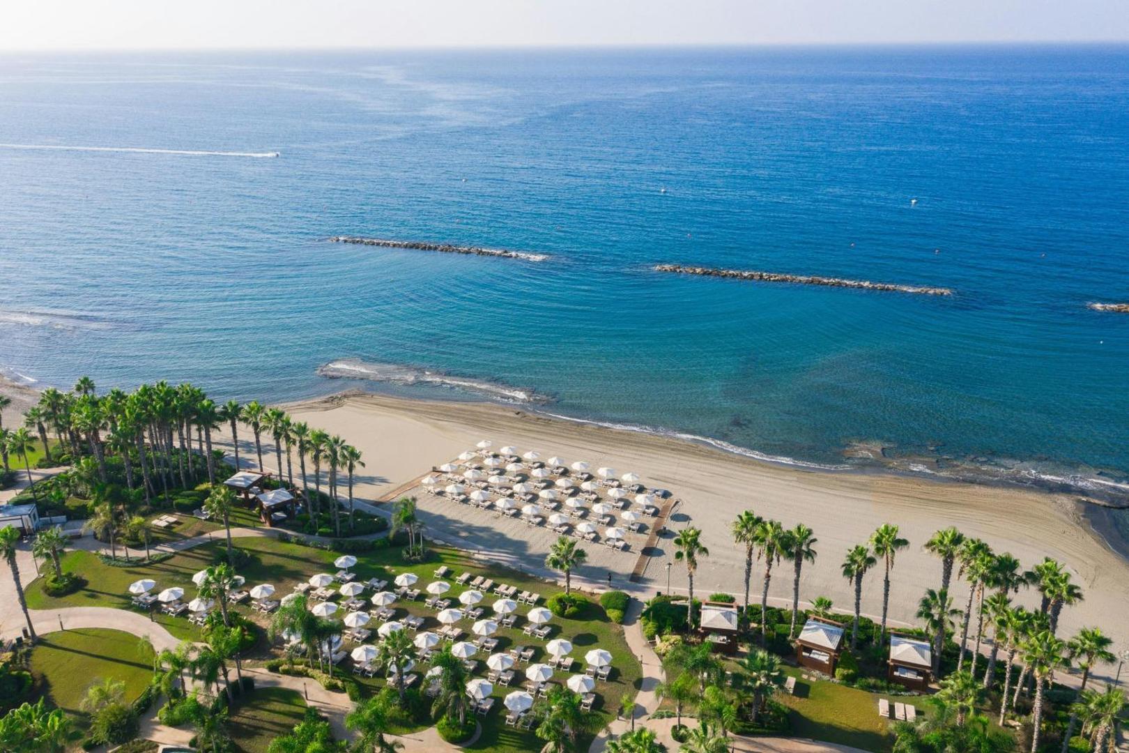 Parklane, A Luxury Collection Resort & Spa aerofoto skats uz smilšu pludmali, saulessargiem un Vidusjūras piekrasti Limasolā