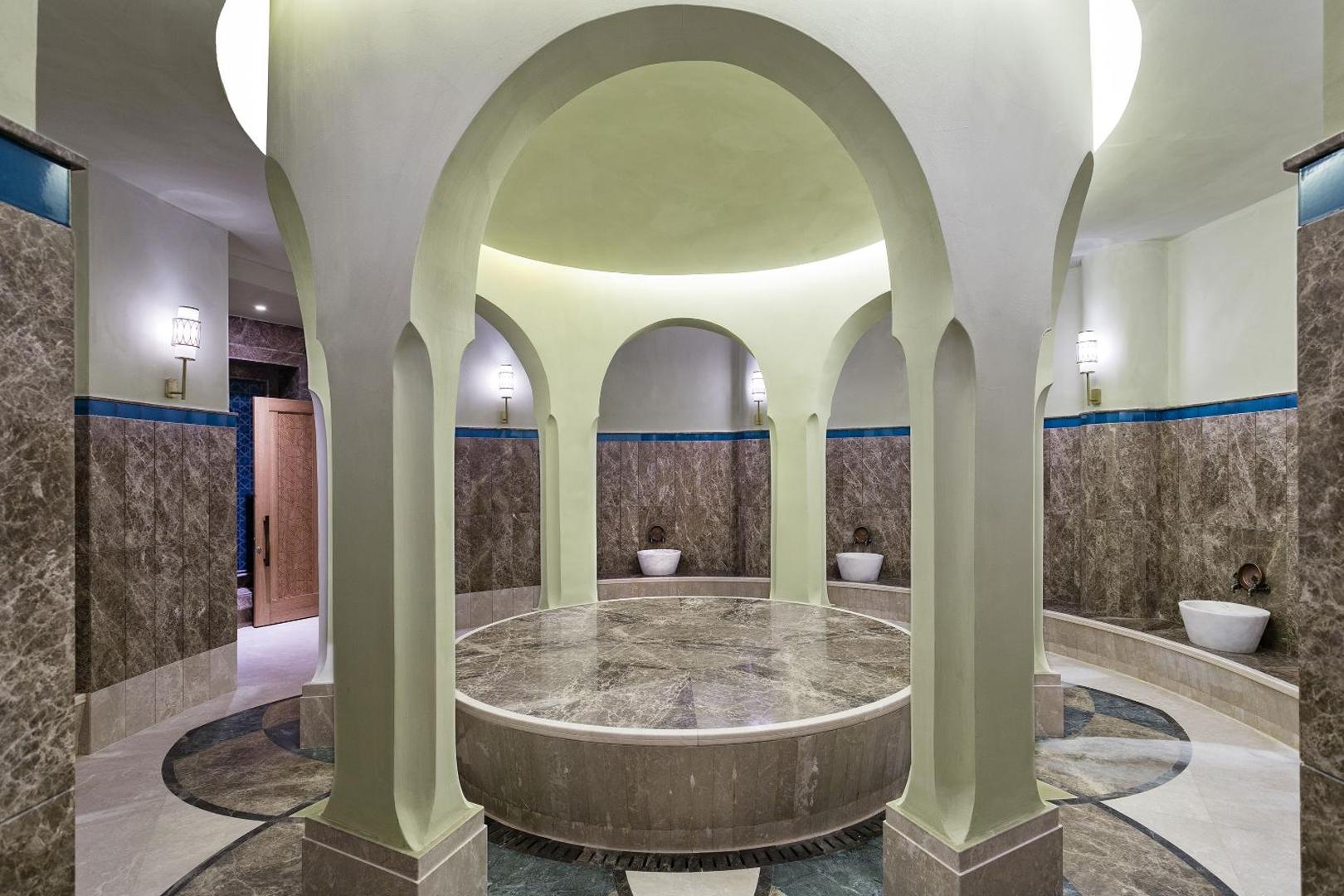 Titanic Luxury Collection Bodrum grezns spa centrs ar tradicionālu turku pirti un marmora apdari mierpilnai relaksācijai