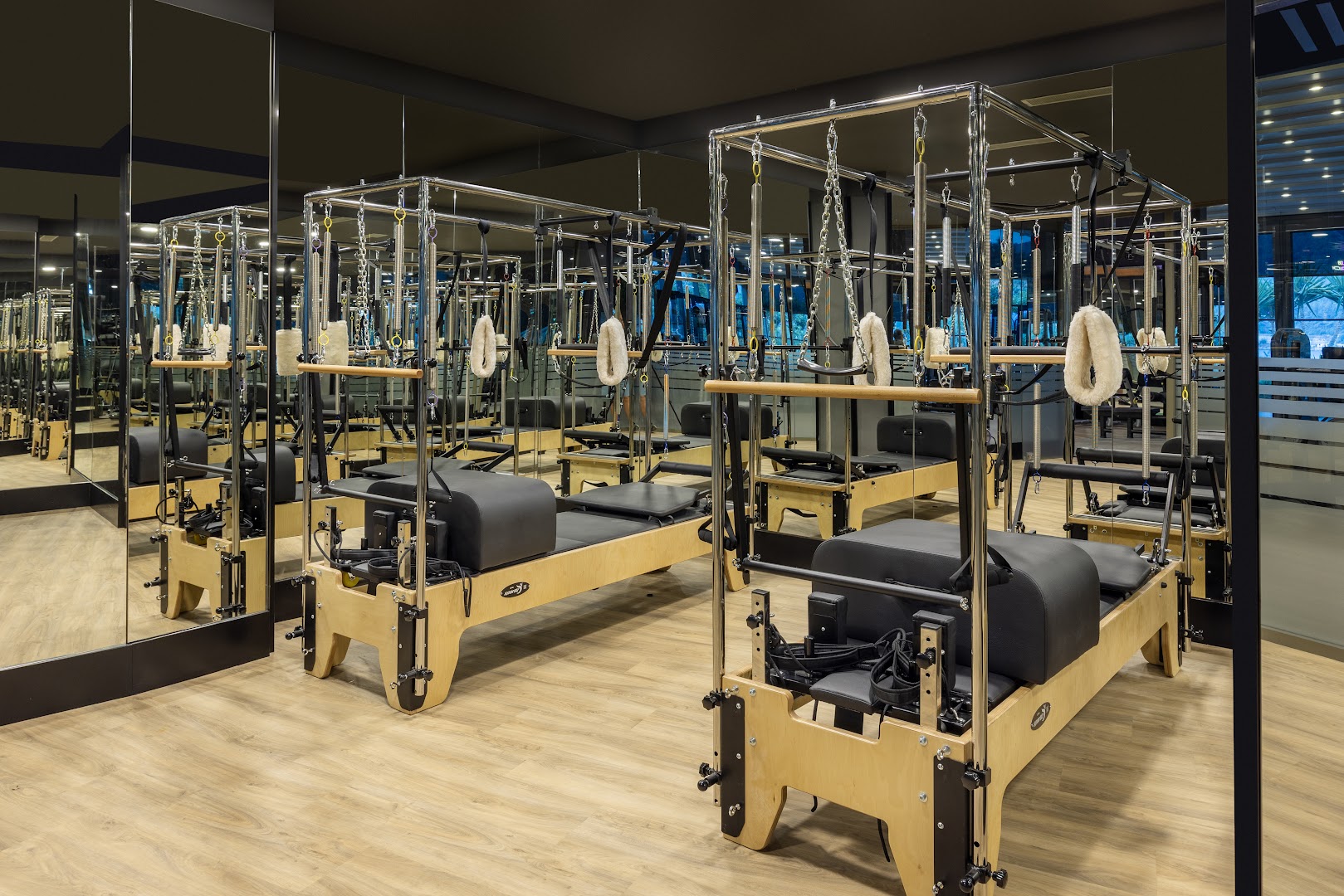 Titanic Luxury Collection Bodrum fitnesa centrs ar modernām pilates reformatoru iekārtām un spoguļu sienām