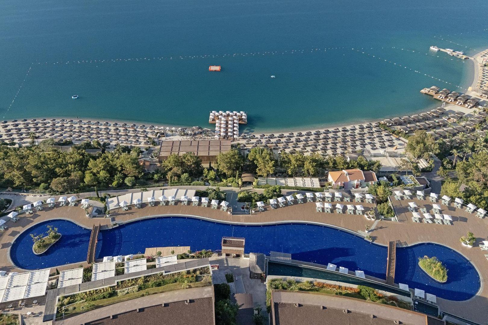 Aerofoto Titanic Luxury Collection Bodrum viesnīcai ar lielu baseinu, privāto pludmali, piestātni un Egejas jūras dzidro ūdeni
