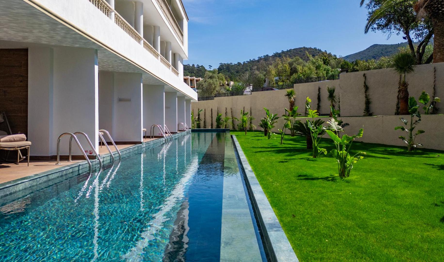 Samara Hotel Bodrum numuri ar tiešu piekļuvi kopīgam peldbaseinam un privātu zālienu dārza zonā