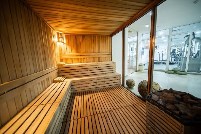 Margadina Lounge viesnīcas koka sauna ar skatu uz fitnesa zāli caur stikla sienu