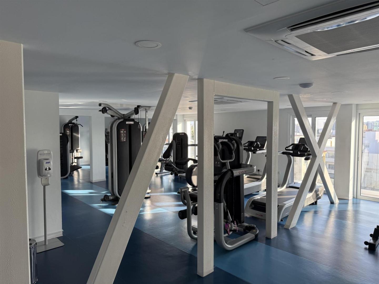 Best Western Plus Larco Hotel fitnesa centrs Larnakā ar moderniem trenažieriem, skrejceliņiem un plašiem logiem dabiskajam apgaismojumam