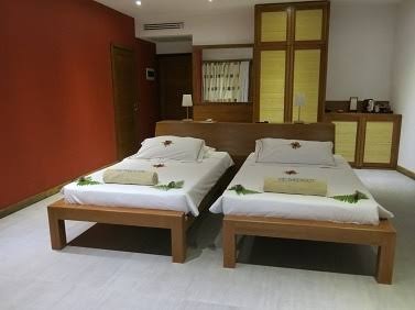 The Barefoot Eco Hotel divvietīgs numurs ar atsevišķām gultām un koka apdari Maldīvu salās