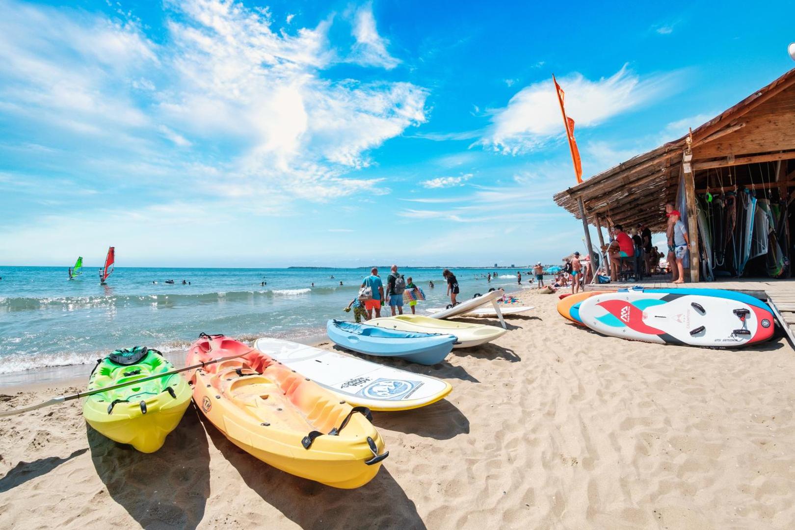 Premier Fort Beach Hotel pludmales zona ar kajakiem un sērfošanas dēļiem smiltīs pie Melnās jūras Bulgārijā