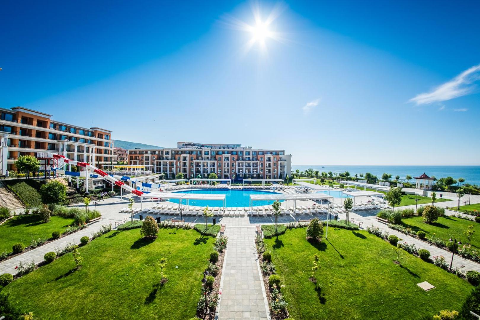 Premier Fort Beach Hotel kopskats ar lielu āra baseinu, ūdens slidkalniņu un koptu dārzu Melnās jūras piekrastē Sveti Vlasā, Bulgārijā
