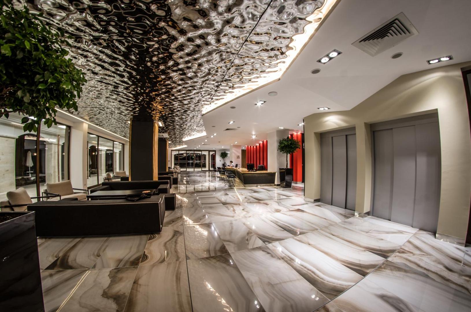 Premier Fort Beach Hotel modernais vestibils ar marmora grīdu, spogulvirsmas griestiem un liftu zonu Sveti Vlasā, Bulgārijā
