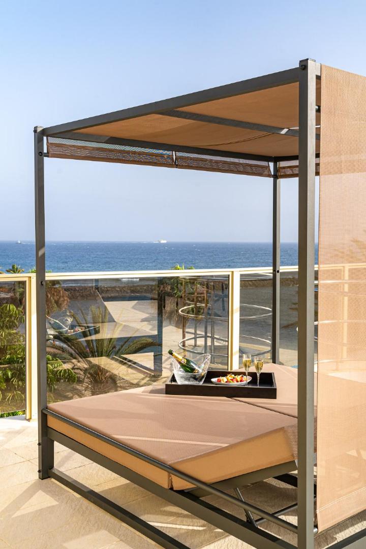 Sir Anthony Hotel atpūtas zona pie okeāna ar elegantu nojumi, šampanieti un uzkodām Tenerifes piekrastē