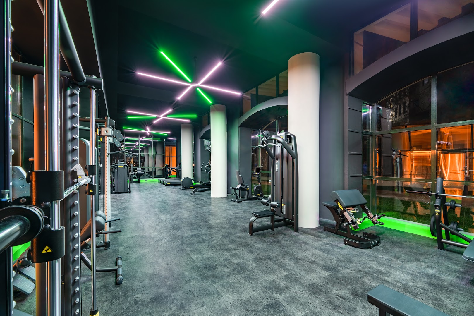 Rixos Park Belek modernā trenažieru zāle ar Technogym aprīkojumu, neona apgaismojumu un plašiem logiem Antālijas reģionā, Turcijā