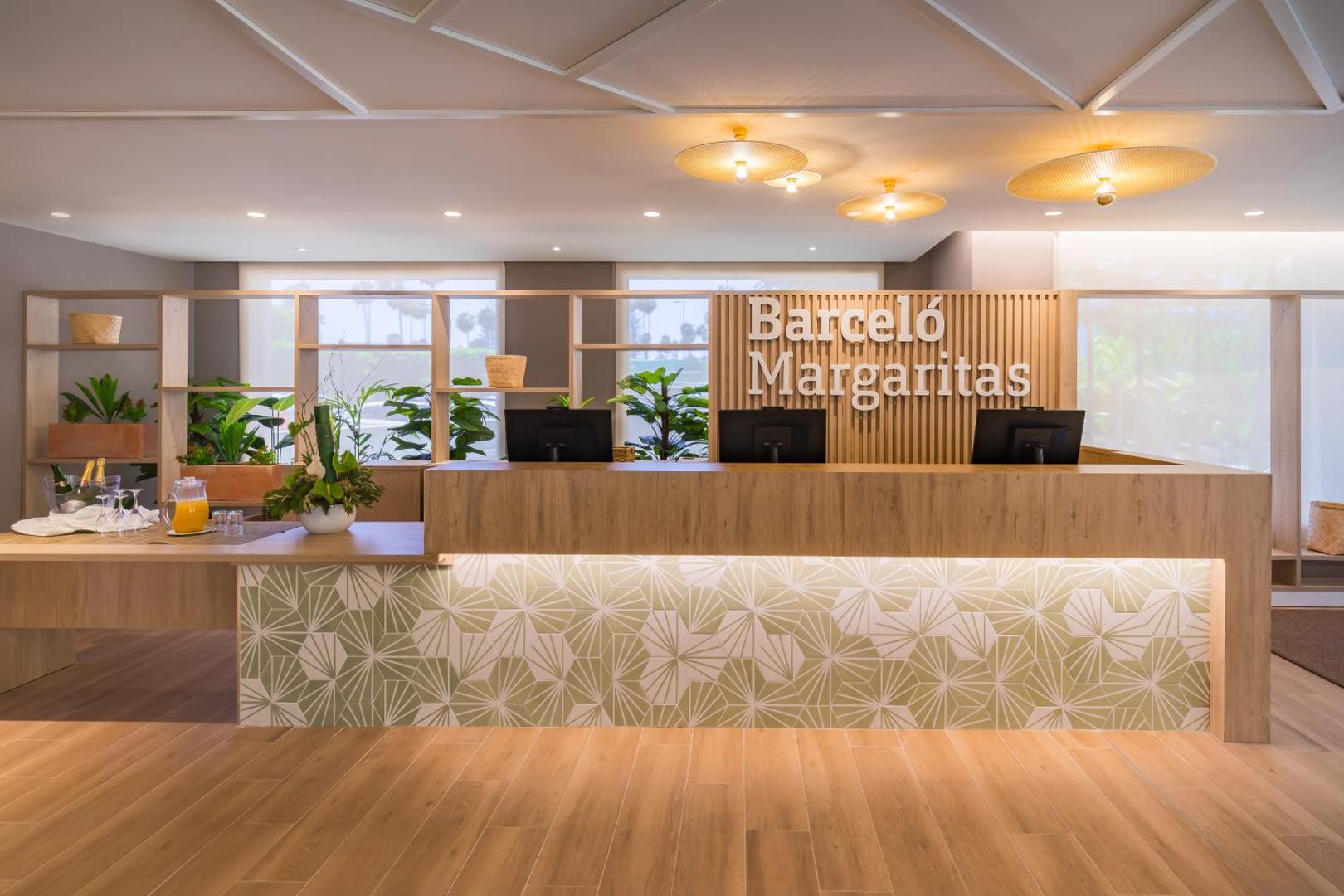 Barcelo Margaritas viesnīcas recepcijas zona ar koka apdari un modernu apgaismojumu Grankanārijā