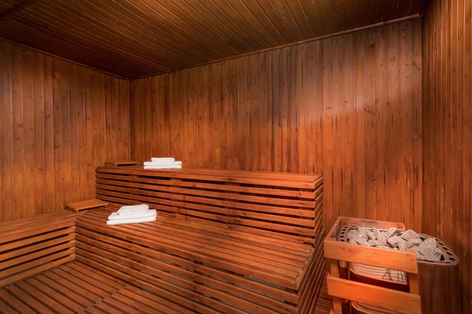 Barcelo Margaritas viesnīcas spa centra koka sauna ar daudzpakāpju soliem un akmens krāsni relaksācijai Grankanārijā