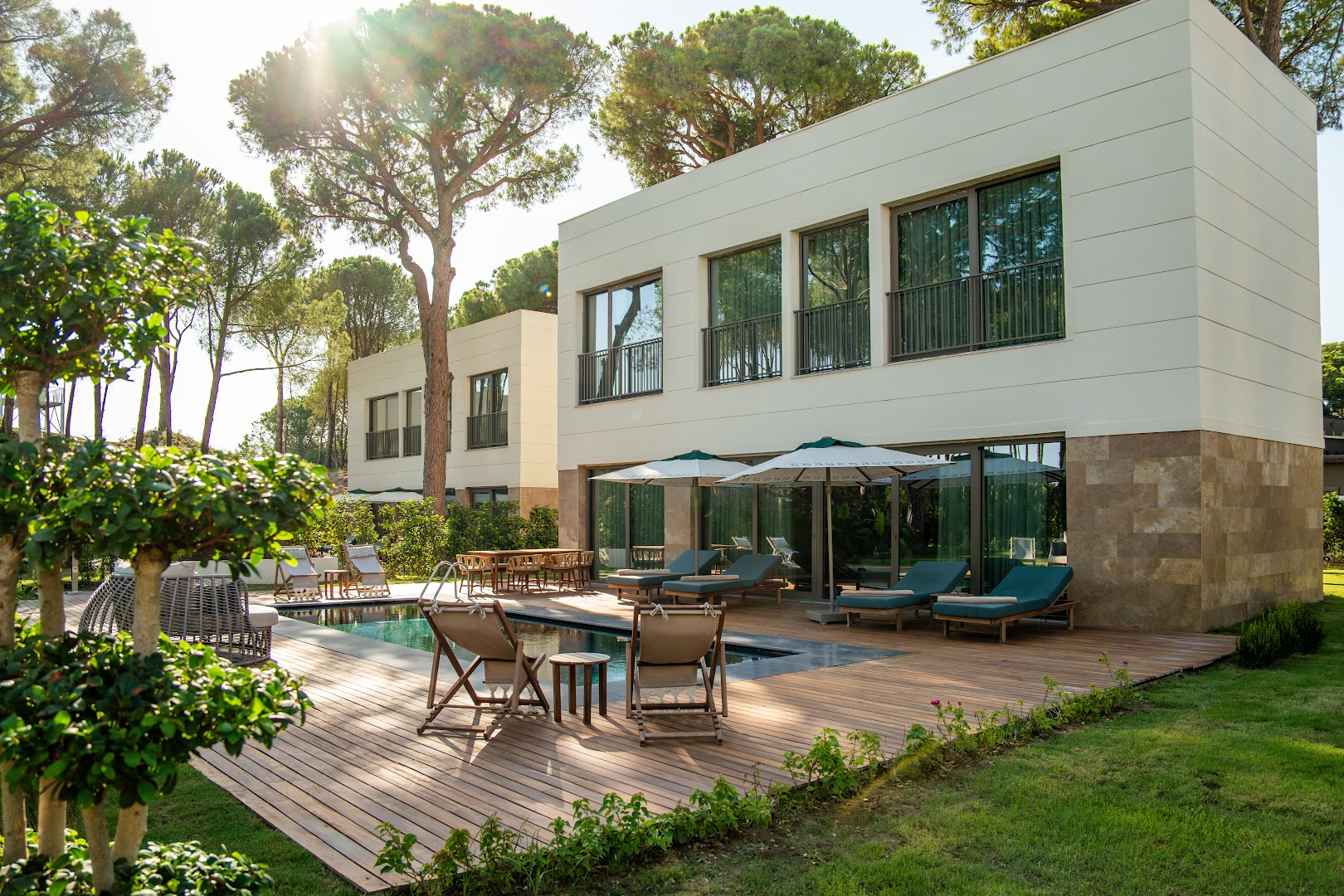 Ethno Belek luksusa villas ar privātu baseinu un koka terasi Belekā, Turcijā — apkārtnē augstas priedes un iekārtota sauļošanās zona