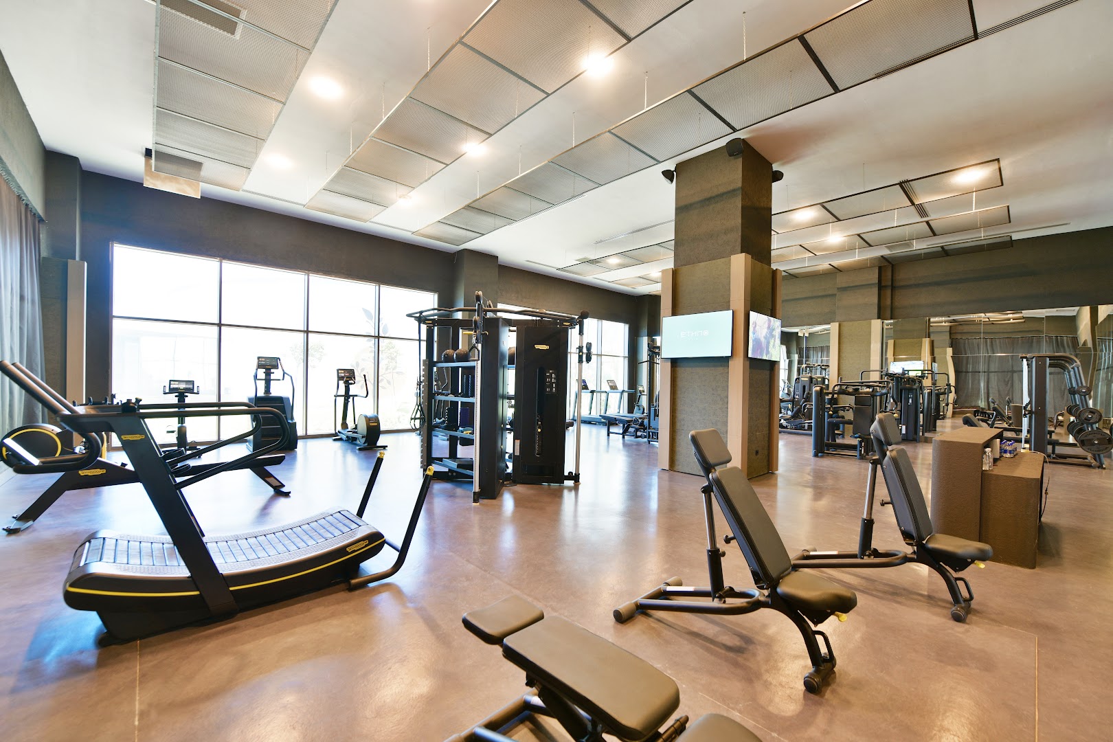 Ethno Belek moderns fitness centrs ar jaunākajiem trenažieriem, plašiem logiem un gaišu, iedvesmojošu interjeru sportiskām aktivitātēm