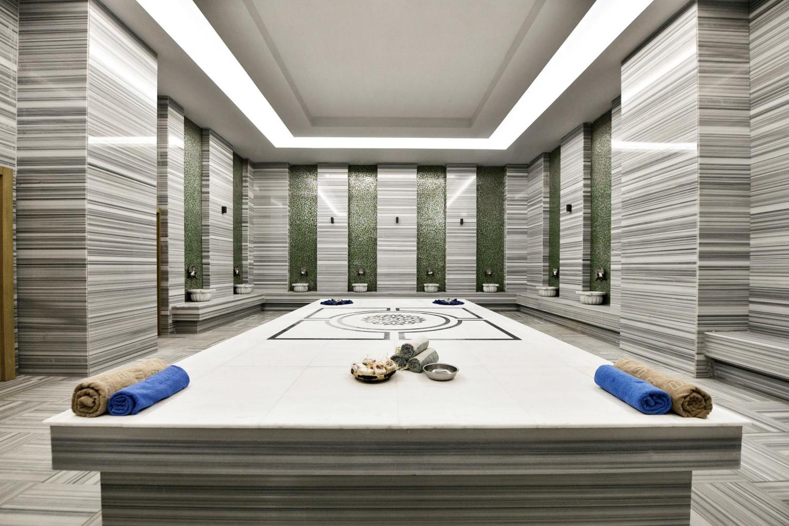 Ethno Belek tradicionālais turku hamams ar marmora apdari, centrālo akmens platformu un dekoratīvām flīzēm spa centrā