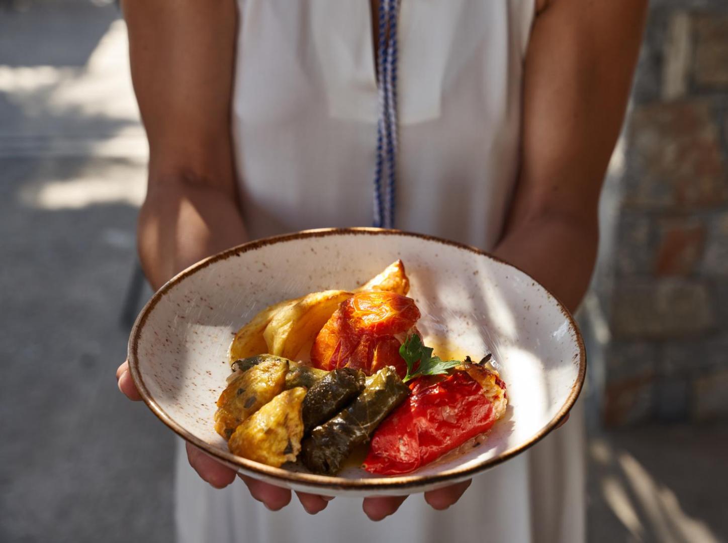 Tradicionāls grieķu ēdiens ar pildītiem dārzeņiem un dolmades Agapi Beach Resort viesnīcā — pasniegts māla traukā