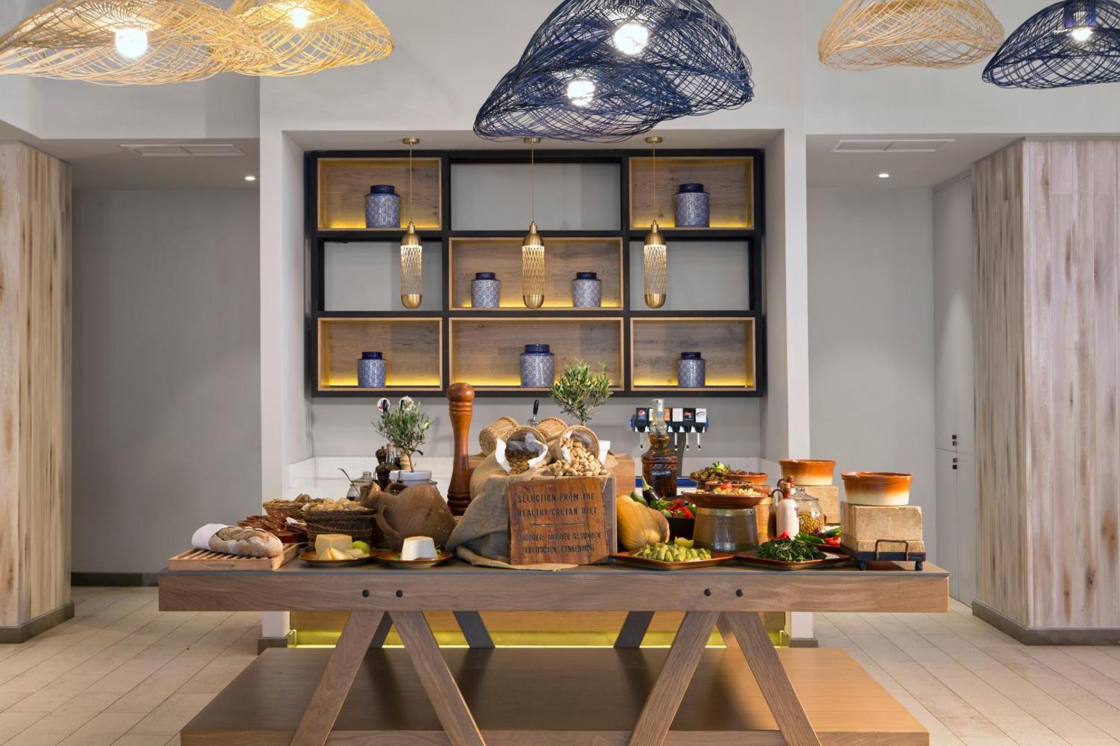 Agapi Beach Resort Krētas diētas stends ar vietējiem produktiem, sieriem un olīvām — autentiska grieķu virtuves pieredze