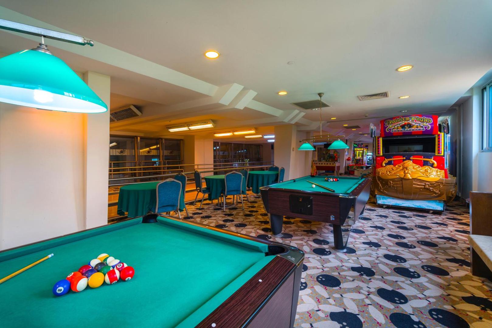 Izklaides zona viesnīcā Concorde De Luxe Resort ar biljarda galdiem un spēļu automātiem atpūtas telpā
