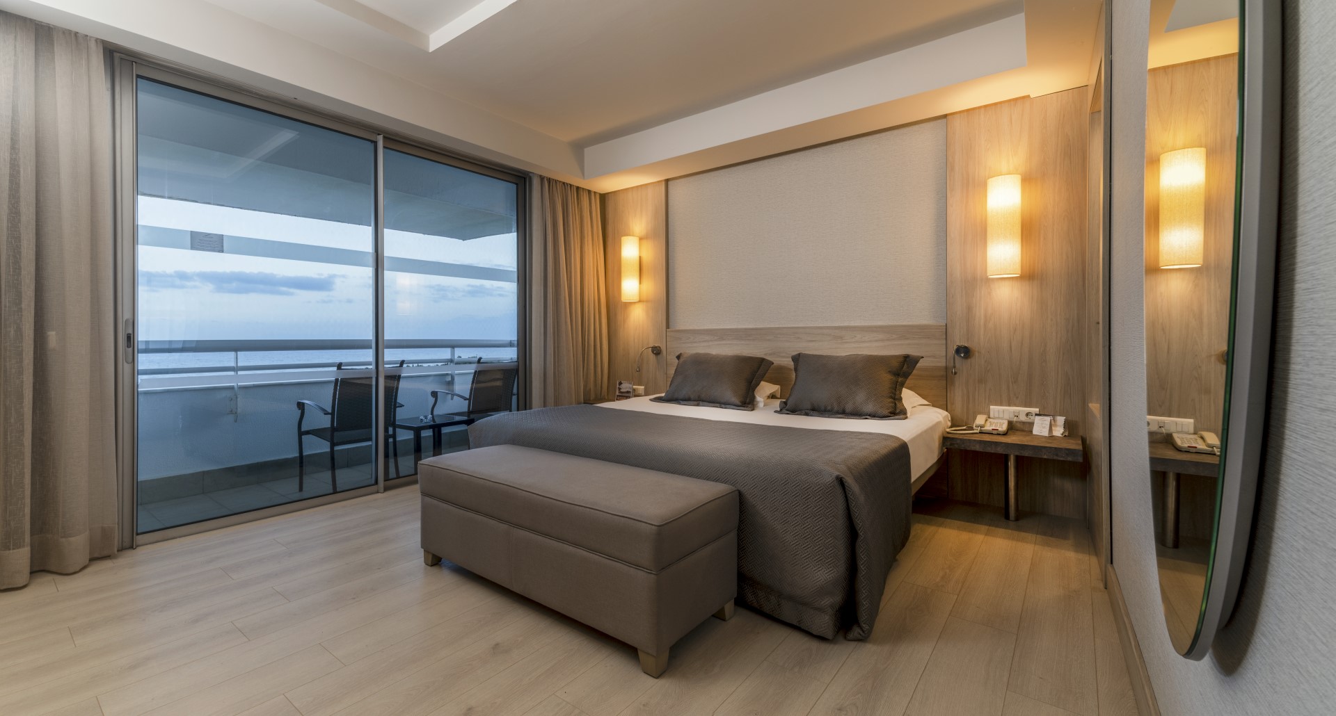 Concorde De Luxe Resort plašs numurs ar lielu gultu un balkonu ar skatu uz jūru Antaljā — gaišs interjers un spogulis