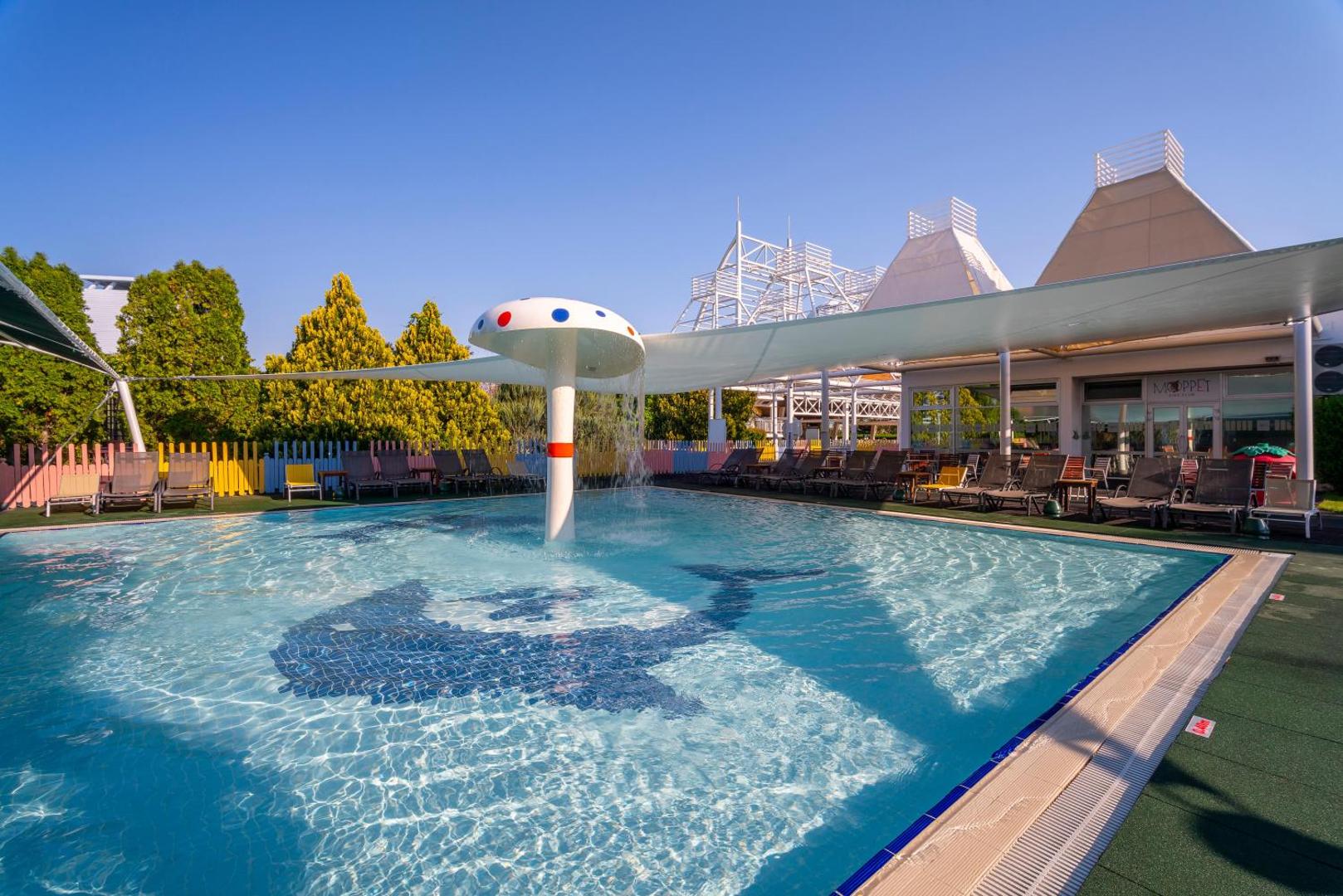 Concorde De Luxe Resort bērnu baseins ar sēnes formas strūklaku un delfīna mozaīku Antaljā — atpūtas zona ar sauļošanās krēsliem